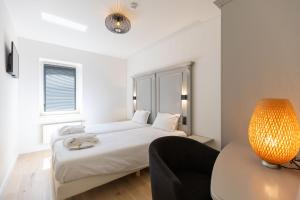 富倫的住宿－Hof de Draeck Apart，一间卧室配有两张床和一张带台灯的桌子