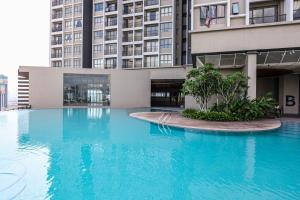 a large swimming pool in front of a building at 15 min to KL Pavillion & Beautiful Scenery By Nexx Field in Kuala Lumpur
