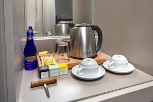 un bancone della cucina con bollitore per il tè e stoviglie di Union Hotel Plat Inn -Special Category a Istanbul