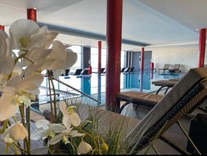 Cette chambre dispose d'une piscine et de fleurs blanches. dans l'établissement Bayside, à Scharbeutz
