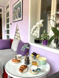 stół z tacą z jedzeniem w obiekcie Apartment Punta w Puli