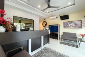 een wachtkamer met een aanrecht en een stoel bij OYO 90369 Safari Hotel Lumut in Kampong Pundut