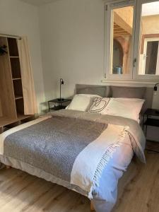 1 cama grande en un dormitorio con ventana en La Grange 1578 en Obernai