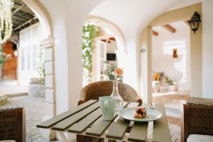 ein Tisch mit einer Tasse Kaffee und einem Teller mit Essen in der Unterkunft Appartement Residenz Bella Italia - Charmante Unterkunft im Herzen von Würzburg mit Balkon, Terrasse und Parkplatz im Innenhof! in Würzburg