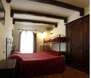 ペスカッセーロリにあるAgriturismo Maneggio Vallecupaのベッドルーム1室(ベッド1台、二段ベッド付)