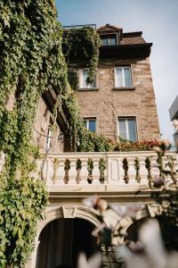 ein Gebäude mit einem Balkon mit Efeu drauf in der Unterkunft Appartement Residenz Bella Italia - Charmante Unterkunft im Herzen von Würzburg mit Balkon, Terrasse und Parkplatz im Innenhof! in Würzburg