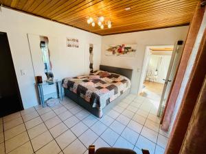 una camera da letto con un letto e un soffitto in legno di Ruheoase im Grünen - Komfortable Ferienwohnung am Wulfskamp, Westerstede a Westerstede