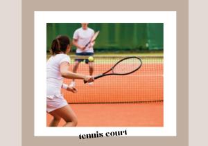 Villy Holiday House Terme Čatež في كاتيز أوب سافي: إمرأة تضرب كرة تنس بمضرب
