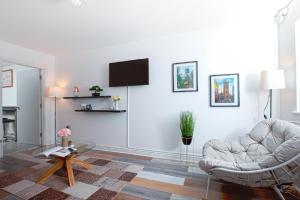 een woonkamer met een stoel en een tv bij Superb Leighton Street House in Liverpool