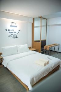 Un pat sau paturi într-o cameră la JW Happy room Huaikhwang