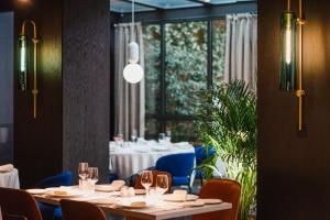 a restaurant with tables and chairs and a large window at Catalonia Boulevard 4 Sup in Barcelona