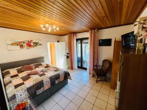 um quarto com uma cama e uma cadeira em Ruheoase im Grünen - Komfortable Ferienwohnung am Wulfskamp, Westerstede em Westerstede