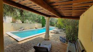 Maison de vacances avec piscine privative, Oustau des Oliviers vue dominante Colorado provençal内部或周边的泳池