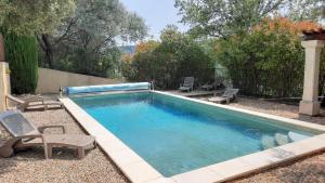 Maison de vacances avec piscine privative, Oustau des Oliviers vue dominante Colorado provençal内部或周边的泳池