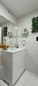 uma casa de banho branca com um lavatório e um espelho em Los Bolardos em Zamora