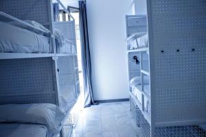 Krevet ili kreveti na sprat u jedinici u okviru objekta Feel Hostels Soho Malaga