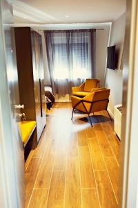 een woonkamer met een bank en een stoel bij Motel Prajo’s in Lukač