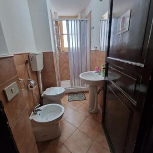 Un baño con inodoro, lavabo y ducha. en Arco di Trionfo Palermo Bed & Breakfast, en Palermo 81 fotos más