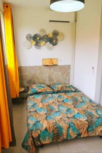 a bedroom with a bed in a room at Le Ti' Case en bord de plage. in Case-Pilote