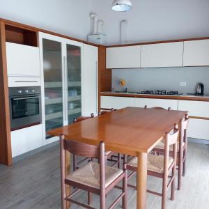 cocina con mesa de madera y sillas en Agriturismo Trabucco en Casale sul Sile