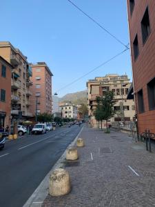 una strada cittadina con rocce sul lato della strada di La Casetta di Piero by SMART-HOME a Genova