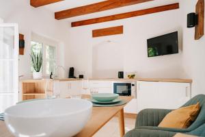 eine Küche und ein Wohnzimmer mit Tisch und Stühlen in der Unterkunft Appartement Residenz Bella Italia - Charmante Unterkunft im Herzen von Würzburg mit Balkon, Terrasse und Parkplatz im Innenhof! in Würzburg