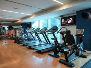Fitness centrum a/nebo fitness zařízení v ubytování Two Bedroom Family Escape in The Heart of Dubai Marina