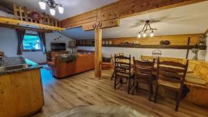 cocina y sala de estar con mesa y sillas en Ritterhof Apartments en Rauris