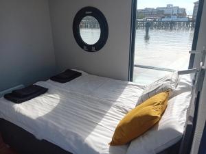 Lova arba lovos apgyvendinimo įstaigoje MOLLÖSUND - Hausboot im Herzen von Göteborg