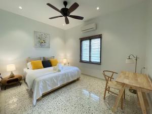 1 dormitorio con 1 cama y ventilador de techo en Third Aunt's Place, en Melaka
