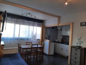 Kuchyň nebo kuchyňský kout v ubytování Chaleureux studio en bord de mer