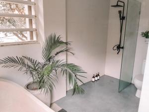 Ein Badezimmer in der Unterkunft Seminyak Beach Tropical Hideaway Apartment