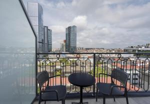 Uma varanda ou terraço em Ramada Encore by Wyndham Istanbul Sisli