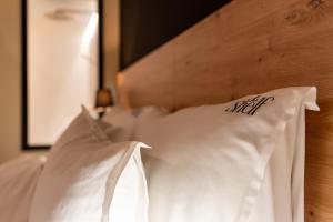 Tempat tidur dalam kamar di The Shelf - Gîte & Love room