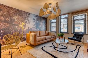 ein Wohnzimmer mit einer Couch und einem Tisch in der Unterkunft The Shelf - Gîte & Love room in Bastogne