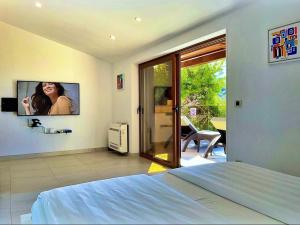 TV a/nebo společenská místnost v ubytování Sailor house villa near Trogir, private pool