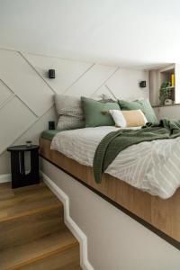 1 dormitorio con 1 cama en el ático en Central Stylish Apartment en Budapest