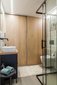 y baño con ducha, lavabo y aseo. en Central Stylish Apartment en Budapest