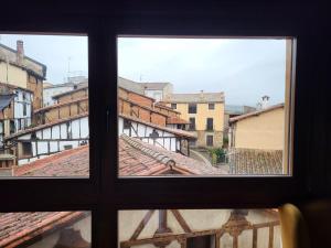 uma vista de uma janela de uma cidade em La Casa El Cura em Madrigal de la Vera