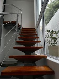 Una escalera en una casa con ventana en The Atlantic DonReal Guesthouse en Ciudad del Cabo