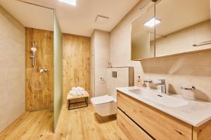 Ένα μπάνιο στο Krakonos Residence +59 φωτογραφίες