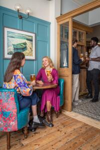 duas mulheres sentadas numa mesa numa sala em Duke of Cumberland em Whitstable