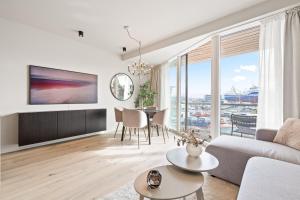 ein Wohnzimmer mit einem Sofa und einem Tisch in der Unterkunft Brand New Downtown Harbor Apartment in Reykjavík