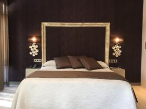 A bed or beds in a room at Hotel Rural Villa de Berlanga