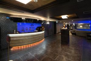 a bar in a restaurant with a large screen at Hotel BVLJUA -レジャーホテル- in Kurume