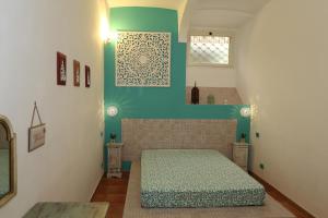 ローマにあるIl Grottinoの青い壁のベッドルーム1室(ベッド1台付)