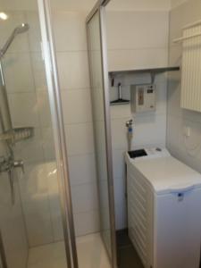 a bathroom with a shower and a toilet at Ferienreihenhaus A, Ostseebad Dahme in Dahme