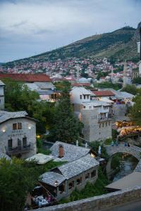 Villa Deny Mostar في موستار: اطلالة على مدينة فيها جسر ومباني