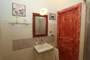 ローマにあるIl Grottinoのバスルーム(シンク、木製のドア付)