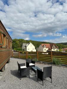 un patio con sedie, un tavolo e una recinzione di Chez Célia, Roulotte en Champagne a Fleury-la-Rivière Altre 14 foto